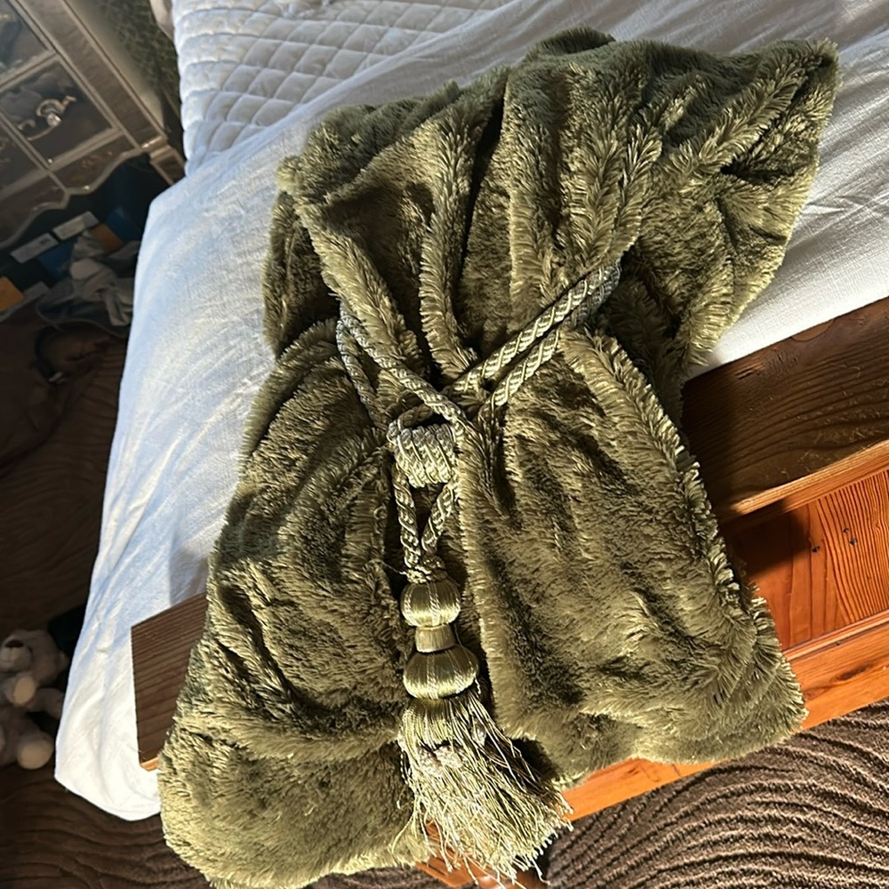 City Chic Green Throw With Rope Tie